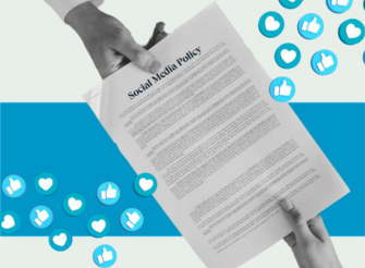 Due mani tengono un documento intitolato “Social Media Policy”, circondato da icone blu con like e cuori, a rappresentare la relazione tra comunicazione aziendale e reputazione online.