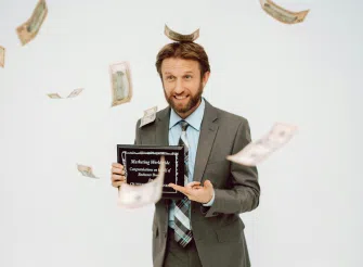 Uomo in abito che mostra una targa premio circondata da banconote volanti — immagine ironica sulla celebrazione del successo professionale