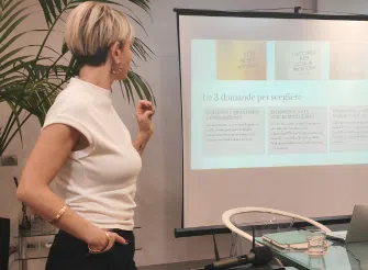Valentina Gherardi durante un intervento formativo sul personal branding e sull’efficacia della presenza online.